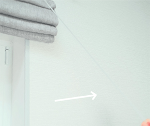 4) Чтобы зафиксировать штору, отведите шнур в сторону от шторы примерно на 45°
